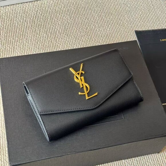 Classic YVES Bag: A Stylish and Versatile Choice for Elegance - Picture 2 of 8